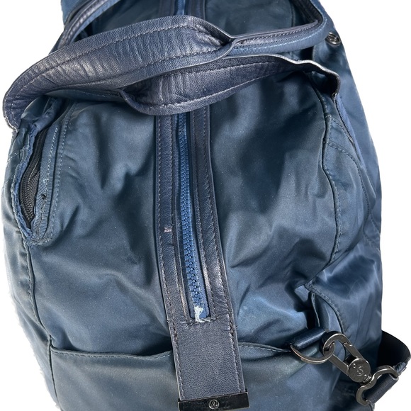 Lululemon *RARE* Navy Blue Duffle Bag - Picture 10 of 14